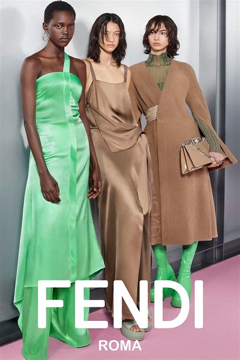 показ fendi|Показ женской коллекции Fendi Весна/Лето 2025.